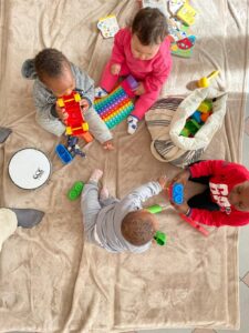 I bimbi giocano mentre le mamme sono a scuola di Italiano