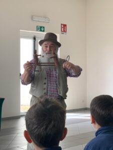 Prezzemolo presenta un giocattolo di una volta